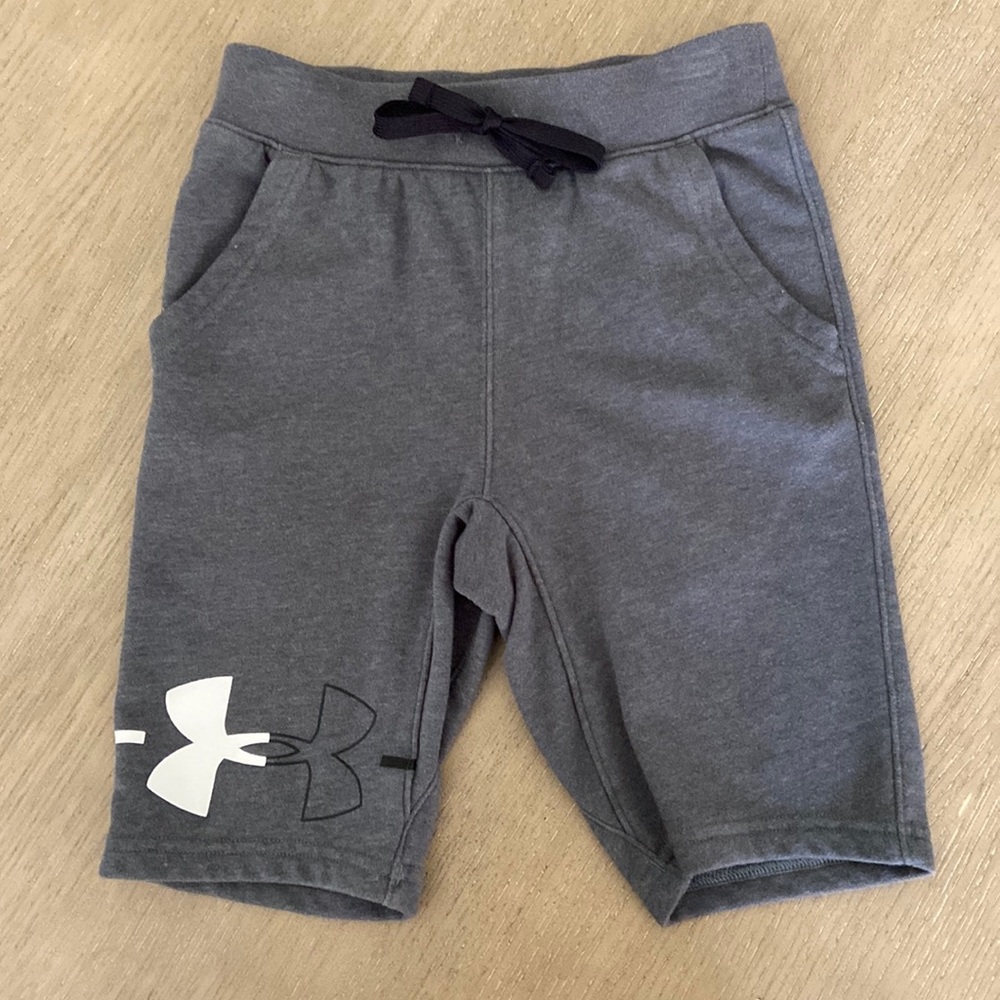 Boys Under Armour Cotton Shorts              Size youth small